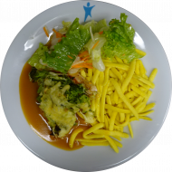 Gebratenes Putensteak mit Broccoli und Käse überbacken (19,54) mit Geflügelrahmsoße (19,54,81) dazu Kartoffelspätzle (15,81) und Salatgarnitur 
