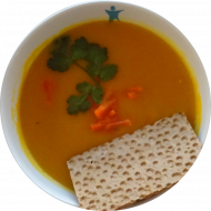 Kürbis-Karotten-Suppe mit Kokosmilch, frischem Ingwer und Sojasoße (2,18,81) dazu Vollkornfilinchen (18,81,83,84)