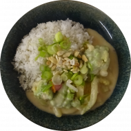 Romanesco-Kohlrabi-Ragout in Kokos-Chilisoße mit Cashewnüssen und Lauch (2,74), dazu Basmatireis