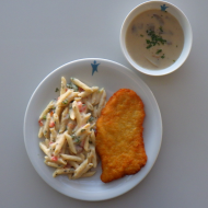 Hähnchenbrust 'Piccata' in Parmesanpanade (19,54,81) an Rahmmakkaroni mit frischen Tomaten (19,81) und frisches Obst 