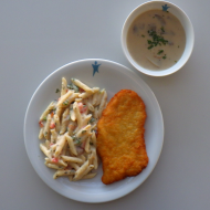 Champignoncremesuppe (19,81) - Hähnchenbrust 'Piccata' in Parmesanpanade (19,54,81) an Rahmmakkaroni mit frischen Tomaten (19,81) 