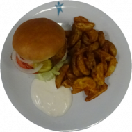 Vegi-Schnitzelburger 'Toscana' mit Gewürzgurke, Eisbergsalat und Tomaten (1,9,15,19,22,81,83) dazu Kartoffelspalten