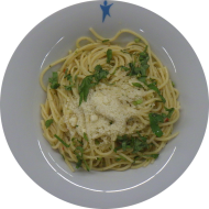 Spaghetti 'Aglio e olio' mit feiner Knoblauchnote, roten Chilistreifen und gehobeltem Parmesan (19,49,81)