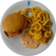 Rösti-Avocado-Burger mit gegrillter Aubergine, Knoblauch und Guacamole (3,9,15,19,21,49,81) dazu Twister Pommes (81) und Tomaten-Mayonnaise-Dip (3,9,15,19,21,81)