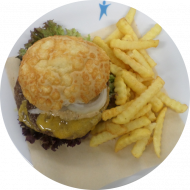'Beef n' Egg-Burger' mit Rindfleischpatty, Spezial Sauce, Zwiebelringen und Spiegelei (3,9,15,21,22,23,52,81,83) dazu Kartoffelchips