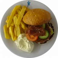 'The Green Mountain Burger' mit Zwiebel-Relish, Eisberg, Tomate, Gurke und Senfcreme (18,22,24,81) dazu Steakhouse Pommes