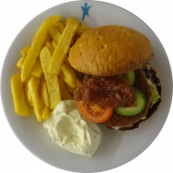 'The Green Mountain Burger' (18,22,24,81) oder 'Jackfruit-Burger' (3,18,49,81,84) mit Zwiebel-Relish, Eisberg, Tomate, Gurke und Senfcreme dazu Steakhouse Pommes