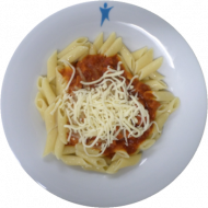 Pasta mit Wurstgulasch nach Art des Hauses (2,3,8,22,51,81) und geriebener Gouda (19) oder vegane Kichererbsenbolognese (3,49,81) und Reiberei(1,2)
