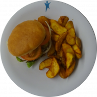 Burger 'Saw' mit Grünkohl-Hanf-Patty, Tomate, Eisberg und Gewürzgurken (1,9,22,81) dazu Kartoffelspalten + 1 Monster-Energydrink