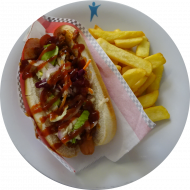 Chili Dog (Hot Dog mit Bohnen-Mais-Chili, Röstzwiebeln, Gewürzgurke) (2,3,22,51,81,83) dazu Steakhouse Fritten