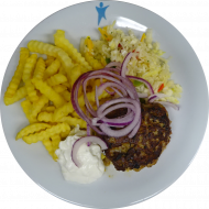 Bifteki mit Hirtenkäse, roten Zwiebeln und Knoblauch (15,19,49,51,52,81) dazu hausgemachter Zaziki (19,49), Pommes frites und Weißkraut-Paprika-Salat