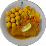 Gebratenes Hähnchenschnitzel mit Zitronenecke (54,81) an Geflügelrahmsoße (19,54,81) und gelben Karotten dazu Pommes Noisette (15)