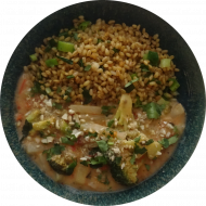 Brokkoli-Kohlrabi-Ragout in Curry-Kokos-Soße mit Cashewkernen und Lauch (2,74) dazu gebratener Zartweizen mit Porree (81)