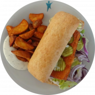 Ciabattaburger mit panierten Seelachs, Dillmayo, Gewürzgurke und roter Zwiebel (1,2,9,15,16,19,56,81,83) dazu Kartoffelspalten 