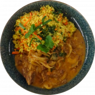 Rindfleischcurry 'Indische Art' mit Joghurt, Knoblauch, Fenchel und Kokosmilch (19,49,52) dazu Pfannenbulgur mit roten Linsen und frischem Koriander (21,49,81)