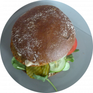 'V-eeseburger' mit Schwarzbier-Ciabatta-Bun und Falafelpatty, Tomaten, knackigem Eisbergsalat, Zwiebeln, Gurke und House-Dip (1,9,18,22,44,81,82,83), dazu als Menüoption: verschiedene Pommes Spezialitäten und Dips