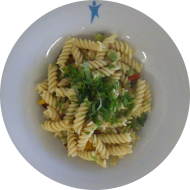 Fusilli mit Favabohnen, Paprika, Pinienkernen und frischen Kräutern (17,81)