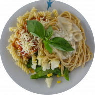 Pastabar (81) mit Tomatensoße 'Napoli' (81) oder Pesto-Frischkäse-Soße (19,24,49,74,81) dazu geriebener italienischer Hartkäse oder Gouda (15,19) oder Reiberei (1,2) und Maisgemüse