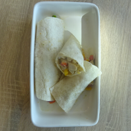 Heute mal in 'Greek Style'? Burrito mit Putenfleisch, Oliven, Zaziki und buntem Salat (3,19,49,54,81) zusätzlich als Menüoption erhältlich: Wedges oder Gemüse-Fritten