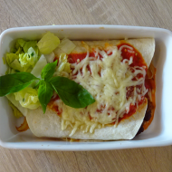 Burrito 'Carne' mit Hackfleisch, Mais, Kidneybohnen und Eisberg gefüllt (51,52,81) an Salatgarnitur dazu als Menüoption verschiedene Pommes Spezialitäten
