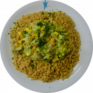 Kleine Portion: Curry 'Spicy Green' mit Brokkoli, Süßkartoffel, Champignons und Kokosmilch (18,49), dazu gebratener Ebly Zartweizen (81)