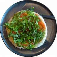 Sie können aus 5 verschiedenen Pizzavariationen wählen. Heutige Tagesempfehlung: Pizza 'Pesto' mit hausgemachten Pesto, Rucola, Tomaten und Knoblauch (15,19,49,81)