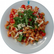 Kleine Portion: Tomaten-Rucola-Farfalle mit geriebenem Mozzarella (19,81) oder veganem Reibekäse (1,2) 