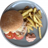 Burger 'Ceasar's Chicken' mit gebratener Hähnchenbrust, Römersalat, Tomate und Hartkäse (19,22,47,54,81,82) dazu als Menüoption: verschiedene Pommes Spezialitäten und House-Dip (9,22,63)