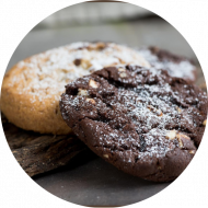 In unserer Cafeteria: Cookies 'Oat & Raisin' vegan (18,81) oder 'Tripple Chocolate Chunk' (19,81) 