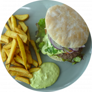 Burger 'California' mit Rindfleischpatty, Avocado-Majonnaise, Chili, Tomate und Eichblattsalat (3,9,15,22,23,49,52,81,82) dazu als Menüoption: verschiedene Pommes Spezialitäten