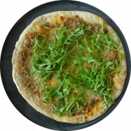 Frisch aus dem Schamotteofen: Pizza 'Coachella' mit Rinderhackfleisch, Tomate, Gouda, Rucola und Frischkäse (19,52,81) 
