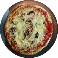 Frisch aus dem Schamotteofen: Pizza 'Philadelphia' mit Kochschinken, Champignons und Gouda überbacken (2,3,19,21,51,81)