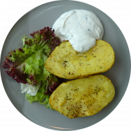 Vorsicht heiß und lecker: Gebackene Ofenkartoffel mit Kräuterquarkdip (19) und buntem Salatmix 