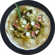 Pizza 'Nikosia' mit Creme fraiche, Ziegenkäse, Honig, Pinienkerne und Feigen (19,48,81)