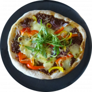 Pizza 'Carne' mit Rindfleisch, Gouda, roten Zwiebeln, Kapern, Oliven und Paprika (6,19,52,81)