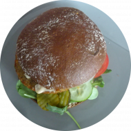 'V-eeseburger' mit Falafelpatty, Tomaten, Salat, Zwiebeln, Gurke und House-Dip (1,9,18,22,44,81,82,83) dazu als Menüoption: verschiedene Pommes Spezialitäten
