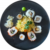 Die Empfehlung des Tages: Frische Sushi-Variationen (16) auf Glasnudelsalat mit roten Linsen (2,18,81), dazu Gari (2,9,10), Wasabi (1,9,18) und Sojasoße (18)