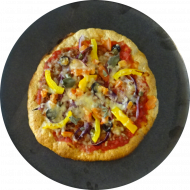 Pizza mit Rindfleisch, Gouda, roten Zwiebeln, Kapern, Oliven und Paprika (6,19,52,85)