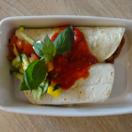 Keep Calm and eat a: Burrito 'con Carne' mit einer Füllung aus Hackfleisch, Mais, Kidneybohnen und knackigem Eisberg (3,51,52,81)