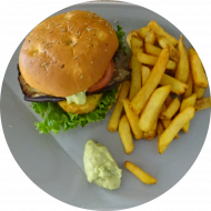'Rösti Burger' mit gegrillter Aubergine, Tomaten, Salat, Sojanaise und Guacamole (3,22,49,81) dazu als MenüoptionPommes und House-Dip (9,22)
