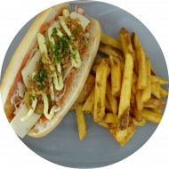 Hot Dog 'Danish Dynamite' mit Coleslaw, Esromkäse, Remoulade, Röstzwiebeln und Gewürzgurke (1,2,3,9,15,19,22,23,51,53,63,81,83) - Menüoption: verschiedene Pommes Spezialitäten und House-Dip (9,22,63)
