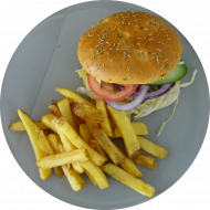 Bifteki-Burger 'Hellas' mit Krautsalat, Tomate, Gurke, roten Zwiebeln und Knoblauch (19,23,49,51,52,81,83) dazu als Menüoption: frittierte Kartoffelspezialitäten