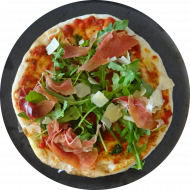 Bella Italia: Pizza 'Sierra' mit Serranoschinken, Rucola und italienischem Hartkäse (1,2,3,19,24,47,51,81)
