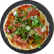Es erwartet Euch ein vielfältiges Angebot an Pizzen, Pinsen, Calzonen, Flammkuchen & Co. Heutige Tagesempfehlung: Pizza 'Sierra' mit Serranoschinken, Rucola und italienischem Hartkäse (1,2,3,19,47,51,81)