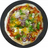 Pizza 'Winchester' mit Hähnchenbrust, Bacon, roten Zwiebeln und Goudakäse (2,8,19,51,54,81)