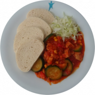 Feuerfleisch mit Paprika, Chili und Gemüsemais (1,3,21,51,81) mit Hefeknödelscheiben (15,19,81) und Salatgarnitur