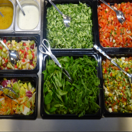 Nun haben wir den Salat! Bedienen Sie sich aus unserer reichhaltig und abwechsungsreich gefüllten Salatbar. Bei uns finden Sie u.a. hausgemachtes Antipasti und eine Vielzahl von Salaten und Dressings. Lassen Sie es sich schmecken.