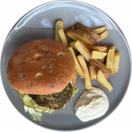 Grünkohl-Hanf-Burger mit Tomate, Eisberg und Gewürzgurken (1,2,9,22,81,83) dazu als Menüoption: frittierte Kartoffelspezialitäten