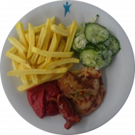 Grillteller mit Hähnchenbrust, Cevapcici und kleinem Grillwürstchen (2,3,8,15,19,22,51,52,54,81) dazu Pommes frites mit Ketchup (9) und frischer Gurkensalat