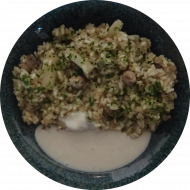 Quinoa-Risotto mit grünem Spargel und frischen Champignons (24,44,49) an Limetten-Sojaghurt-Dip (3,18)